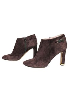 Now these are a Autumnal staple that you have to have! Made with soft suede, these heeled booties are the perfect addition to any sweater weather ensemble! Slip on your favorite chunky cardigan and high-waisted jeans for a comfortable and timeless combo. Size 10 Suede upper Rounded toe Side zipper closure Leather footbed with minimal wear Gold-toned bow and heel accent Leather sole with wear Heel 4" Brown Suede Heels, Chunky Cardigan, Suede Heels, Soft Suede, Sweater Weather, Womens Oxfords, Brown Suede, High Waist Jeans, Kate Spade