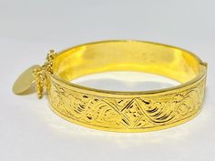 Vintage Chinese 18K Yellow Gold Hinged Scroll Bracelet Bangle Size 6.75" (inner circumference for fit) Width approx. 13.8 mm Total weight approx. 32.36 g Stamped with Chinese markings, we electric tested as 18K Condition preowned, please see photos for detail Adjustable Yellow Gold Hallmarked Cuff Bracelet, Ceremonial Gold Bracelets With Polished Finish, Bracelet Bangle, Hinges, Bangle Bracelets, Bangles, Yellow Gold, Stamp, Size 6