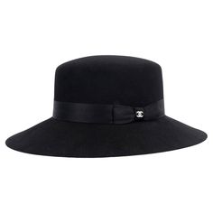 100% authentic Chanel felt hat in black rabbit fur (100%) with silk satin ribbon and silver-tone CC. Has been worn and is in excellent condition. Measurements Tag Size M All our listings include only the listed item unless otherwise specified in the description above. Chanel Headband, Black Straw Hat, Chanel Hat, Black Hats, Vintage Chanel Bag, Dior Star, Black Rabbit, Fasion Outfits, Vintage Hair Accessories