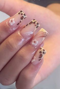 Back To Skl Nails, Nail Square Ideas, Medium Square Acrylic Nails Y2k, Nail Inspo Trendy Square, Nail Designs No Charms, Nails Square Short Design, Gel Designs On Natural Nails, Cute Long Square Nails, Square Design Nails