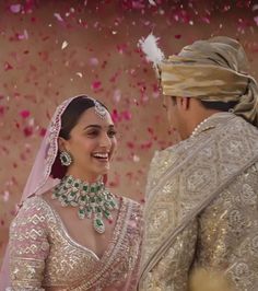 Sid Kiara, Indian Marriage, Desi Wedding Dresses, Celebrity Casual Outfits, Bride Photography Poses, Bollywood Couples, Dance Lover