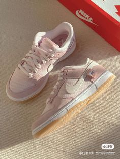 Pretty Sneakers, Trendy Shoes Sneakers, Dr Shoes, Pretty Shoes Sneakers, Jordan Shoes Girls, All Nike Shoes, Shoes Cute, Cute Nike Shoes, Cute Sneakers