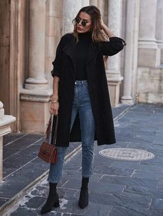 How To Style Black Trench Coat, Black Overcoat Outfit, Black Trenchcoat Outfit, Black Trench Coat Outfit, Winter Outfit Black, Black Coat Outfit, Trench Outfit, Capsule Wardrobe Women, Black Trench Coat