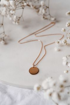 Necklace Presentation Ideas, Photo Of Accessories, Photography Necklace Ideas, Gold Necklace Photography Ideas, Necklace Lifestyle Photography, Necklace Product Photography Ideas, How To Take Photos Of Accessories, Jewellery Photography Necklaces, Gold Photography Jewelry