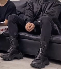 Jungkook Shoes, Boho Chic Outfits Casual, Combat Boot Outfit, Kpop Fashion Men, Step On Me, Chefs Kiss, Tomboy Outfits, Boho Chic Outfits, Swag Shoes