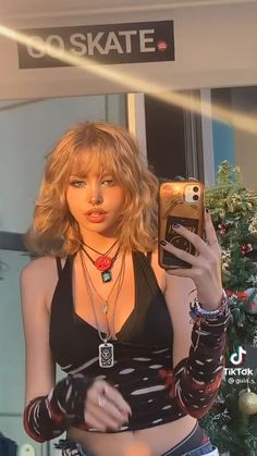 Short Hair With Bangs For Round Faces Layered Bobs, Grunge Haircut Women, Messy Rockstar Hair, Blonde Rockstar Gf, 90s Rockstar Hair, Medium Length Haircut With Bangs And Layers, Bob Hairstyles 90s, Rockstar Gf Hairstyle, 90s Haircuts Women