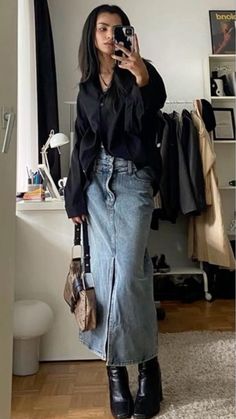 Long denim skit, black blouse, funky outfit, winter outfit, cute outfit inspo, fun outfit, maxi skirt, button up, black chunky boots, shoulder bag Denim Shorts Outfit, Mode Hippie, Long Denim Skirt, Outfit Jeans, Maxi Skirts