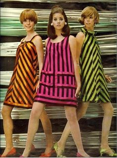 Anos 60 é tendência para 2015 e 2016   Veja como era e como volta Moda Z Lat 70., 1967 Fashion, Colleen Corby, 1960’s Fashion, Fashion Layout, Three Women