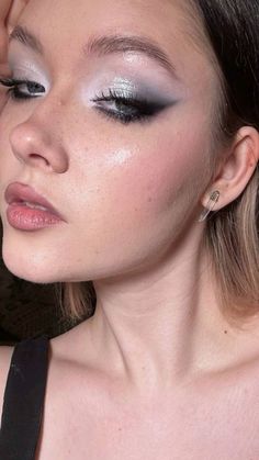 Silver Aesthetic Makeup, Simple Creative Eye Makeup, Wet Eye Makeup, White And Silver Makeup, Ttpd Makeup, Smokey Silver Eye Makeup, Grey Eyes Makeup, Gray Makeup Looks, Gray Eyeshadow Looks