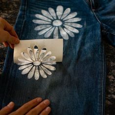 Jeans Tutorial, Applique Jeans, Hippie Jeans, Sewing Vintage, Flower Jeans, Altered Clothing, Bleached Jeans, Upcycle Clothes Diy