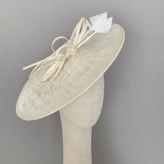 Cream sinamay derby fascinator, Ivory fascinator hat, bow feathers derby hat, Beige wedding hat, Royal ascot hat, women racing hat, saucer This cream sinamay fascinate hat is embellished with a big bow and two arrow feathers.It is a perfect hat for weddings, Royal Ascot horse races, cocktails, derby...It is mounted on a headband.If you want, you can choose the side of the head were you like to wear the fascinator, just convo me.Any color of the fascinator can be changed to order. Luxury Fitted White Fascinator, Tropical Hat, Ascot Horse Racing, Ivory Fascinator, Horse Races, Royal Ascot Hats, Derby Fascinator, Ascot Hats, Beige Wedding