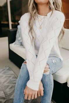 Sueter Blanco Outfit, Outfit Sueter Blanco, Warm Outfits, Tshirt Outfits, Womens Casual Outfits, Cute Casual Outfits, Ripped Jeans