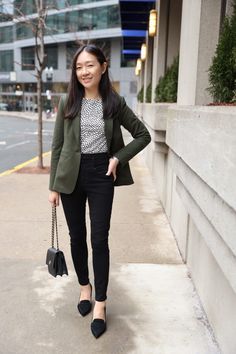 Green Sweater Blazer Outfit, Blazer Verde Outfit, Cardigan Office Outfit, Business Formal Women, Cardigan Verde, Boss Lady Outfit, Blazer Verde, Business Casual Outfit, Style Blazer