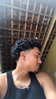 cabelo cacheado masculino, corte americano Fade Haircut Designs, Haircut Tips, Curly Hair Fade, Haircut Tip