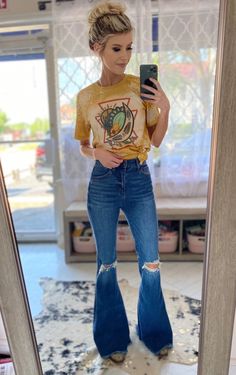 Bellbottom Jean Outfits, Flared Jeans Outfit Fall, Bell Bottom Jeans Outfit, Flare Jeans Outfit, Jeans Outfit Fall, Dressy Casual Outfits