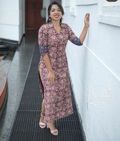 Kalamkari Chudidar Designs Cotton, Official Kurti Designs, Ajrakh Churidar Designs, Churidhar Set Models Latest, Ajrakh Kurta Designs Latest, Coller Kurta Designs Women, Coller Neck Kurta Designs, Kurtee Designs Latest, Color Neck Kurtis