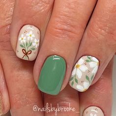 Brooke Jensen on Instagram: "The cutest dainty flowers and a little bouquet!!😊🤍 . . -The thumb is the same green as the middle finger. . . -Do not remove my name off my picture. Ask for permission before using my photo on a website or for marketing purposes. #gelpolish #handpaintednailart #naturalnailsonly #utahnailartist #nailartist #nailart #naildesigns #nailartdesigns #gelnails #nails #nailinspo #fallnails #fallnailart #trendyfallnails #septembernails #septembernailart #neutralfallnails #cozyfallnails #classyfallnails #fallflowernails #fallfloralnails #daisynails #falldaisynails #flowerbouquetnails #tanfallnails #cuteflowernails #daintynails #daintyflowernails #daintyfallnails" Green Dainty Nails, Flower Bouquet Nails, Fall Floral Nail Designs, Green Nails With Flowers, Simple Floral Nails, September Nails Art, Vanessa Nails, Flower Nail Design, Daisy Acrylic Nails