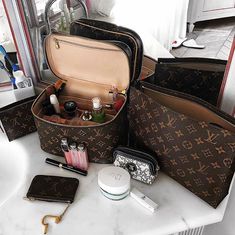 Τσάντες Louis Vuitton, Makeup Cases, Alat Makeup, Replica Designer Handbags, Latest Bags, Lv Bags, Chanel Purse, Luxury Purses