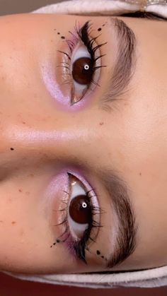 Simple Pop Of Color Makeup, Simple Makeup Looks Colorful, Easy Makeup Eye Looks, Color Eyeliner Brown Eyes, Easy Festival Eye Makeup, Fun Eye Makeup For Hooded Eyes, Makeup For Festivals Summer, Fun Makeup Ideas Brown Eyes, Subtle Colourful Eye Makeup