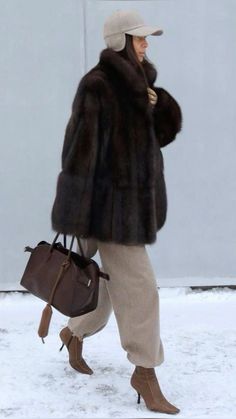 Brown Fur Coat Outfit, Winter Vacation Outfits, Expensive Stuff, Fur Outfit, Pfw Street Style, Fall Trends Outfits, Fur Clothing, Easy Winter Outfit, Style Clothes