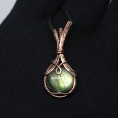 Handmade oxidized 100% copper pendant with round green labradorite cabochon. Pendant will come with cord necklace and microfiber cloth. Wire Wrap Cabochon, Wire Jewelry Making, Steam Punk Jewelry, Bijoux Fil Aluminium, Wire Jewelry Designs, Wire Pendant, Wire Weaving, Copper Pendants, Labradorite Pendant