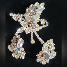 Vintage Verified Delizza And Elster D&E Juliana Sapphire Blue Aurora Borealis & Clear Rhinestone Leaf Figural Brooch Pin Book Piece Materials: Silver Cast, Rhinestones This Is A Vintage Brooch Made By Delizza And Elster (D&E) Dating To The 1960s. It's A Fantastic Silver Cast Piece With Sapphire Blue Aurora Borealis And Clear Rhinestones Forming The Shape Of A Leaf! The Back Is Unsigned But Features The Characteristic Tiered Style And Figure Eight Puddling That Delizza And Elster Are Known For. You Can Find This Piece In The Book Juliana Jewelry Reference, By Delizza And Elste. It Is In Excellent Vintage Condition With No Major Chips, Marks, Or Scratches And Can Be Worn. Estate Sale Find! E Dating, Jewelry Reference, Juliana Jewelry, Blue Aurora, Blue Aurora Borealis, Book Pieces, Estate Sale Finds, Vintage Brooch, Sapphire Blue