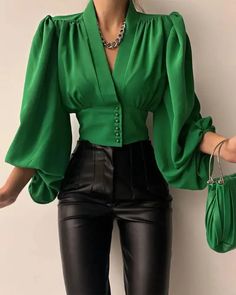 Olivia Mark - Button-front top with puffy lantern sleeves Lantern Sleeve Top, Elegante Y Chic, Elegante Casual, Spring Shirts, Women Shirts Blouse, Pusheen, Green Blouse, Lantern Sleeves, V Neck Tops