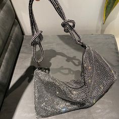 Brand Name: DenHuaKiHandbags Type: Shoulder BagsTypes of bags: Shoulder BagsMain Material: MetallicLining Material: PolyesterShape: BaguettePlace Of Origin: GUANG DONG ProvincePlace Of Origin: GUANG DONG ProvinceOrigin: CN(Origin)Decoration: DiamondsOccasion: VersatileGender: WOMENStyle: Lady Dinner Party Wedding, Crystal Handbag, Wedding Handbag, Rhinestone Clutch, Handmade Clutch, Metallic Look, Wedding Purse, Bag Silver, Clutch Purse Evening