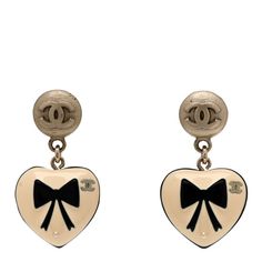 This is an authentic pair of CHANEL Metal Pearl Enamel CC Heart Bow Drop Earrings in Silver, White and Black. These elegant gold and silver tone earrings feature a textured CC logo with white resin pearl heart pendants. Resin Pearl, Chanel Pearl, Chanel Pearls, Drop Earrings Gold, Heart Pendants, Pearl Heart, Chanel Earrings, Heart Drop Earrings, Chanel Jewelry