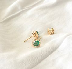 Product Details : ✦ Stone Name: Emerald (0.91 Carats) And Diamonds ( 0.13 Carats) ✦ Metal : 14k Gold ✦ Net Weight : 2.592 g ✦ Gross Weight : 2.8000 g It is a very elegant piece of gold earrings of emerald and diamond. For more pieces like these visit https://www.etsy.com/in-en/shop/kanchanglobal?ref=seller-platform-mcnav&section_id=27149585 Your satisfaction is our priority ! A great gift idea for: Birthdays Valentines Day Gift Anniversary Gift Bridal Showers Wedding Gift Mother's day gift C Gold Diamond Earrings For May Birthstone, Minimalist Yellow Gold Earrings For May Birthstone, Minimalist Yellow Gold May Birthstone Earrings, 14k Gold Earrings With Halo Design In Yellow Gold, Minimalist 14k Gold May Birthstone Earrings, 14k Yellow Gold Halo Earrings, 14k Yellow Gold Halo Design Earrings, Tarnish-resistant Yellow Gold Earrings With May Birthstone, Gold 14k Earrings For May Birthstone