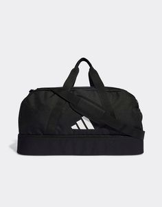 Accessoires von adidas performance Hol dir das ultimative Accessoire Markentypisches Design Zwei Tragegriffe verstellbarer Riemen kann an der Schulter oder als Umhängetasche getragen werden Reißverschlussöffnung mit seitlichen Netztaschen Unteres Fach mit Reißverschluss Football Bag, Football Gear, Nike Lunar, Adidas Football, Duffel Bags, Backpack Sport, Sports Accessories, John Galliano, Adidas Online