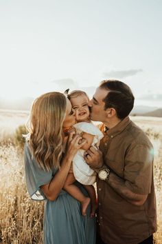 Fall Photoshoot Family, Outdoor Family Photoshoot, Cute Family Photos, Family Photos With Baby, Family Photoshoot Poses, Fall Family Portraits, Fall Family Photo Outfits