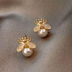 Tiny Crystal Pearl Bee Earrings Piercing Gold Plated Crystal Pearl Earrings, Bee Earrings, Classic Earrings, Wedding Party Jewelry, Animal Earrings, Pearl Design, Fashion Jewelry Earrings, Pearl Stud Earrings, Color Dorado