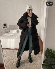 Long Black Puffer Coat Outfit, Long Puffer Outfit, Black Puffer Coat Outfit, Puffy Coat Outfit, Puffy Jacket Outfit, Long Black Puffer Coat, Puffer Coat Outfit, Black Jacket Outfit, Outfits Juveniles