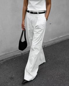 Essential summer casual trousers in a crisp, lightweight cotton nylon blend.   -  High waisted, straight... Work Travel Outfit, White Trousers Outfit, Styling Wide Leg Pants, Capsule Wardrobe Checklist, White Pants Outfit, Style Wide Leg Pants, Wide Leg Pants Outfits, Trousers White, White Trousers