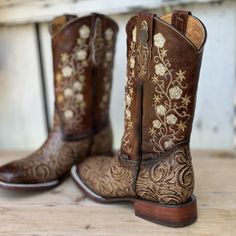 The price already INCLUDES taxes and shipping anywhere in the United States.
The CB-500 DJ western boot, in a sophisticated old gold hue, is a tribute to Mexican craftsmanship with its meticulously crafted chiseled leather. The detailed shading on the square toe and the delicate floral embroidery on the shaft give it a vintage and distinctive character. This handcrafted piece, with high-quality leather lining and upper and cowhide sole, combines tradition and elegance. Created in León, Mexico, t Gold Leather Boots With Almond Toe, Gold Almond Toe Leather Boots, Elegant Gold Boots With Leather Sole, Vintage Patina Boots With Round Toe, Gold Leather Western Boots, Gold Western Boots With Almond Toe, Formal Gold Closed Toe Boots, Brown Snip Toe Boots For Galas, Leather Snip Toe Wedding Boots