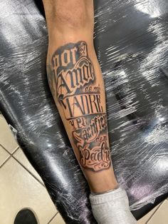 a man with a tattoo on his leg that says not to ama de mair