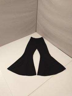 Stretch Black Flares For Night Out, Black Stretch Flares For Night Out, Vintage Stretch Wide Leg Pants, Vintage Wide Leg Stretch Pants, Casual Black Flares For Night Out, Black Fitted Flares For Party, Black High Waist Stretch Flares, Black Stretch High Waist Flares, Black Stretch Flares For Fall