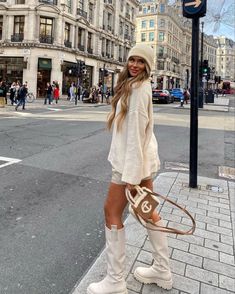 Ny Outfits, Shotting Photo, Winter Fashion Outfits Casual, London Outfit, White Boots, Outfits With Hats, Autumn Outfit