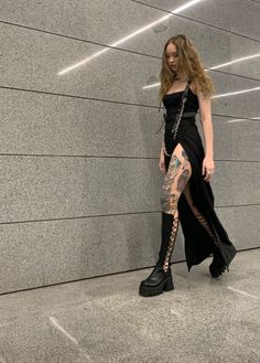 All Black Alt Outfit, Bmth Concert Outfit, Techno Goth, Platform Boots Outfit, Techno Outfit, Rave Style, Swirl Dress, Festival Outfits Rave, Dark Dress