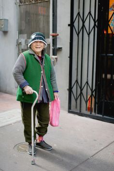 image Asian Grandma Aesthetic, Cool Grandma, Grandma Aesthetic, Grandma Fashion, Old Couples, Tourist Trap, S Diary, Old People, Cozy Outfit