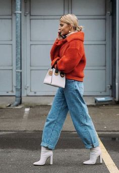 White Boot Outfits Fall, Williamsburg Brooklyn Street Style, Courtside Fits, Chic Street Styles, Charleston Outfits, Fall Nyc, Mama Jeans, Clogs Outfit, Fall Fashion Coats