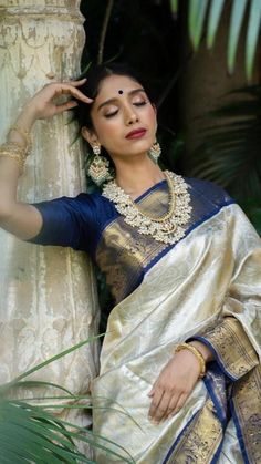 Sparkly Makeup, Saree Photos, South Silk Sarees, Bridal Choker, Wedding Saree Indian, Silk Saree Blouse, Art Silk Sarees, Contrast Blouse, Work Sarees