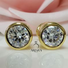 Diamond Solitaire Earrings in 2 CT, Diamond Bezel Earrings, Diamond Tiny Earrings, Birthday Day Gift for Women, Gift for mother, Gift For Sister Main Stone Details: ▸ Main Stone: Moissanite ▸ Main Stone Shape: Round Cut Moissanite ▸ Main Stone Weight: 2.00Ct (Approx.) ▸ Main Stone Color: Colorless ▸ Main Stone Clarity: VVS1 ▸ Stone Variant : Lab Diamond (CZ), Moissanite , Lab Grown Diamond (CVD) ✿ 𝐌𝐞𝐭𝐚𝐥 𝐃𝐞𝐭𝐚𝐢𝐥𝐬 ✿ ▸ Metal Purity: 𝟗𝟐𝟓 𝐒𝐢𝐥𝐯𝐞𝐫 / 𝟏𝟎𝐊𝐓/𝟏𝟒𝐊𝐓/𝟏𝟖𝐊𝐓 𝐆𝐨𝐥 Gold Earrings With Bezel Setting For Anniversary, Aaa Quality Yellow Gold Diamond Earrings As Gift, Round Cubic Zirconia Earrings For Anniversary, Yellow Gold Round Earrings For Anniversary, Elegant Diamond White Jewelry For Birthday, Classic Mother's Day Earrings, Round Bezel Setting Jewelry For Mother's Day, Classic Round Diamond Birthstone Earrings, Classic Gold Diamond Earrings With Birthstone