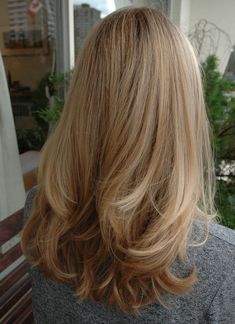 Medium Round Layers, Medium Length Haircut With Layers Blonde, Elise Core Aesthetic, Rounded Layers Medium Hair, Drybar Hairstyles, Medium Straight Haircut, Haircuts Straight Hair