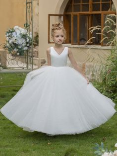 V-Neck Tulle Flower Girl Dresses with Pearls & Satin Bowknot Spring First Communion Tulle Gown, Spring Tulle Ball Gown For First Communion, White Princess Dress For Pageant Prom Season, White Princess Dress For Pageant And Prom Season, White Princess Dress For Pageant During Prom Season, Tulle Princess Dress For First Communion And Prom Season, Spring Confirmation Gown Made Of Tulle, Spring Confirmation Gown In Tulle, Spring Tulle Gown For Confirmation