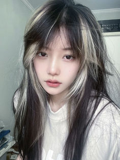 Korean two tone hair color: black and blonde Red Hair Color At The Ends, Dyed Hair On Asians, Short Edgy Bob Hairstyles, Ulzzang Dyed Hair, Korean Two Tone Hair Color, Hair Dye Reference, Oreo Hair Girl, Acubi Haircut, Ulzzang Hair Color