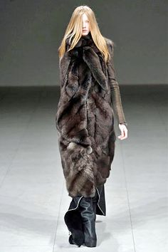 sable vest Vlada Roslyakova, Rick Owens Women, Fabulous Furs, Ageless Style, Winter Outerwear, Vogue Italia, Fashion Shows