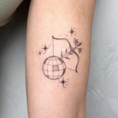 a tattoo on the leg of a woman with a globe and arrow in it's center