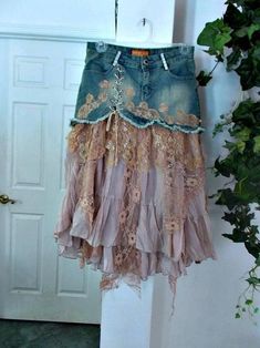 Bohemian Jeans, Mode Country, Upcycle Denim, Denim Couture, French Bohemian, Lace Jeans, Denim Ideas, Mode Boho, Upcycle Jeans